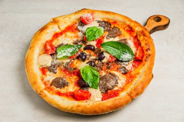 Biftekli ve siyah zeytinli pizza, domates sosu, peynir, fesleğen