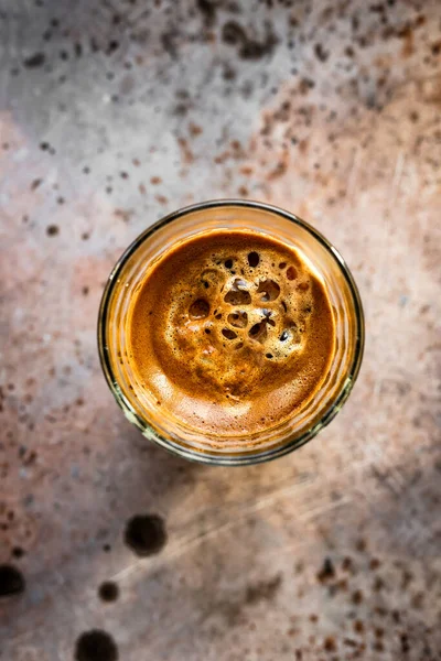 Gros Plan Verre Café Noir Avec Mousse Crème Vue Dessus — Photo