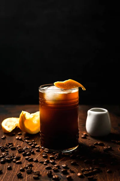 Espresso Tonic Med Apelsinjuice Ett Highball Glas Med Issfärer Utsmyckade — Stockfoto