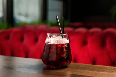 Düşük kalite bir kokteyl, eski moda, buzlu buzlu, romlu kola.