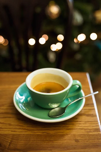 Bir Fincan Çay Tabağı Bir Kaşık Arka Planda Bokeh Işıkları — Stok fotoğraf