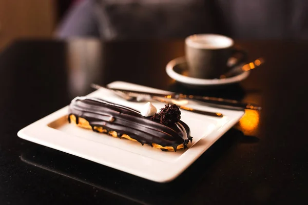 Low Key Horizontal Photo Chocolate Eclair White Plate Dessert Knife — Stock Photo, Image