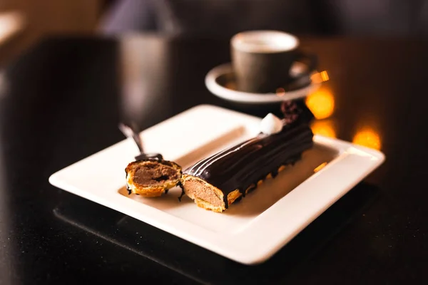 Low Key Horizontal Photo Chocolate Eclair White Plate Dessert Knife — Stock Photo, Image