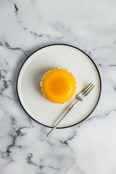 Eine Gelbe Mango Mousse Tartelette Auf Einem Weißen Teller Eine — Stockfoto
