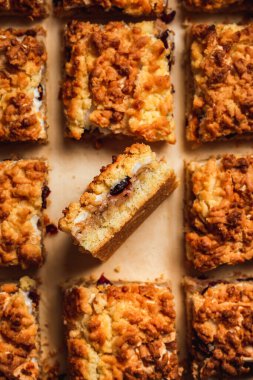 Kremalı ve kızılcıklı elmalı turta.