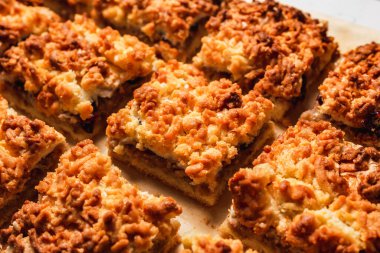 Kremalı ve kızılcıklı elmalı turta.