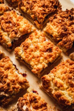 Kremalı ve kızılcıklı elmalı turta.