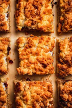 Kremalı ve kızılcıklı elmalı turta.