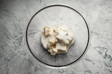 Kurabiye pişirmek. Büyük bir cam kasede tereyağı ve şeker karışımı. Üst görünüm yatay fotoğraf.