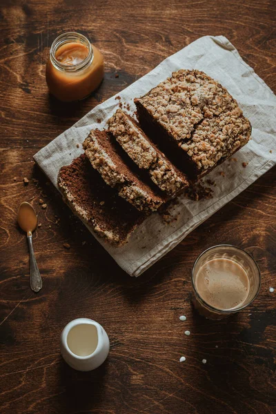 Pan Plátano Chocolate Una Tabla Cortar Madera Una Servilleta Lino — Foto de Stock