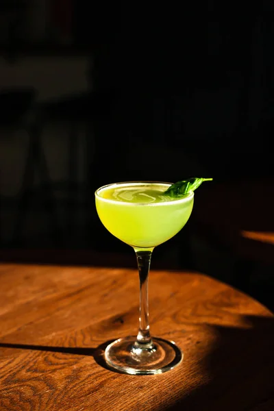 Ένα Γλυκό Και Ξινό Δροσιστικό Gin Basil Sour Cocktail Ποτήρι — Φωτογραφία Αρχείου