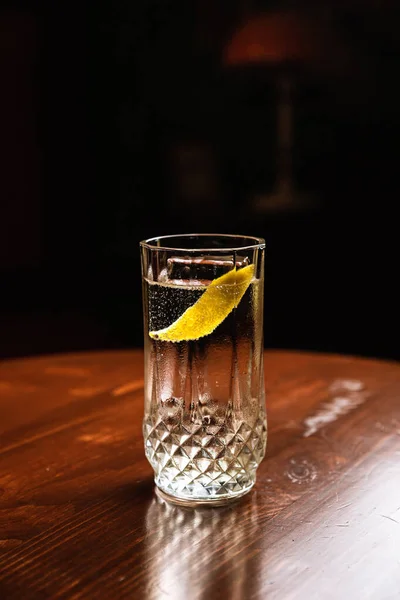 Gin Och Tonic Cocktail Ett Highball Glas Serveras Över Citron — Stockfoto