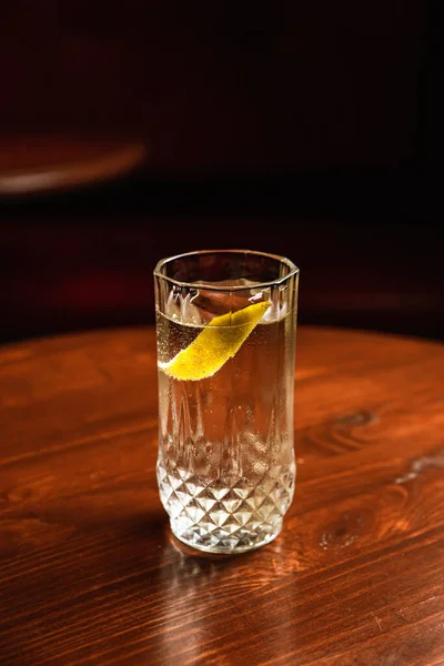 Gin Och Tonic Cocktail Ett Highball Glas Serveras Över Citron — Stockfoto