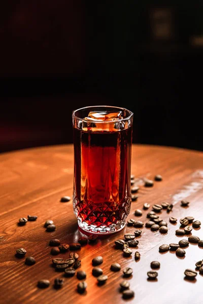 Cóctel Vaso Tubo Collins Con Una Lanza Hielo Granos Café — Foto de Stock