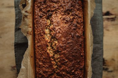 Elmalı havuçlu cevizli kek tarifi. Pişirme şeklinde bir kek, yakın plan..