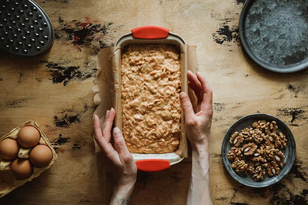 Receita Bolo Bolo Noz Cenoura Maçã Batedor Forma Cozimento Mãos — Fotografia de Stock