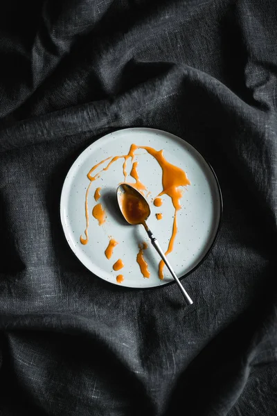 White Plate Drops Homemade Salted Caramel Tea Spoon Grey Linen — Fotografia de Stock