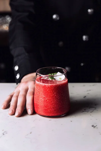 Bartender Holding Glass Refreshing Strawberry Banana Smoothie Cocktail Garnished Edible — Stok fotoğraf