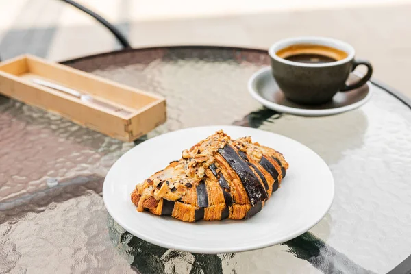 Mogyoró Csokis Croissant Fehér Tálcán Egy Csésze Fekete Kávé Evőeszközök — Stock Fotó