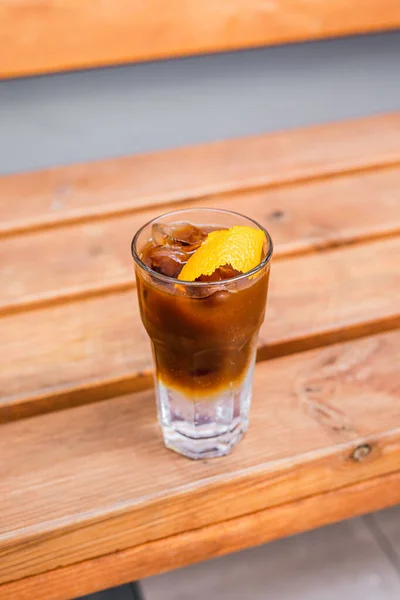 Espresso Tonic Med Highball Glas Utsmyckad Med Orange Skal Trä — Stockfoto