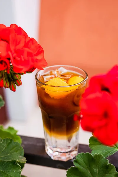 Tonik Espresso Lodem Szklance Typu Highball Ozdobiony Pomarańczową Skórką — Zdjęcie stockowe