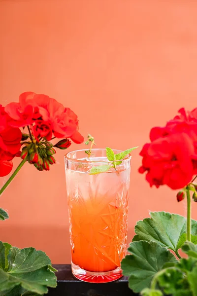 Eine Erfrischende Himbeer Und Passionsfrucht Limonade Highball Glas Garniert Mit — Stockfoto