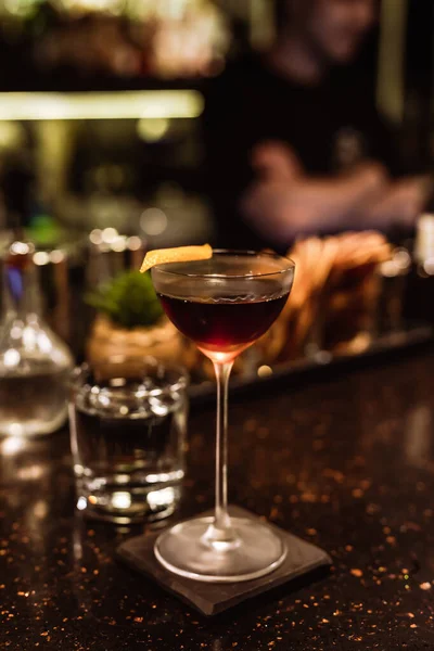 Klassisk Manhattan Cocktail Utsmyckad Med Apelsinskal Ett Vackert Glas Baren — Stockfoto