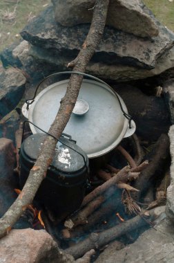 bir açık ateş üzerinde pişirme 