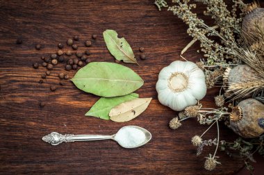 Sarımsak, karabiber, defne yaprağı ve pamuk ot ile natürmort