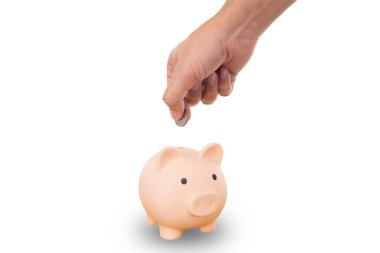 Beyaz arka planda izole edilmiş pembe domuz kumbarasına para koymak için el ele tutuşmak, tasarruf kavramı.