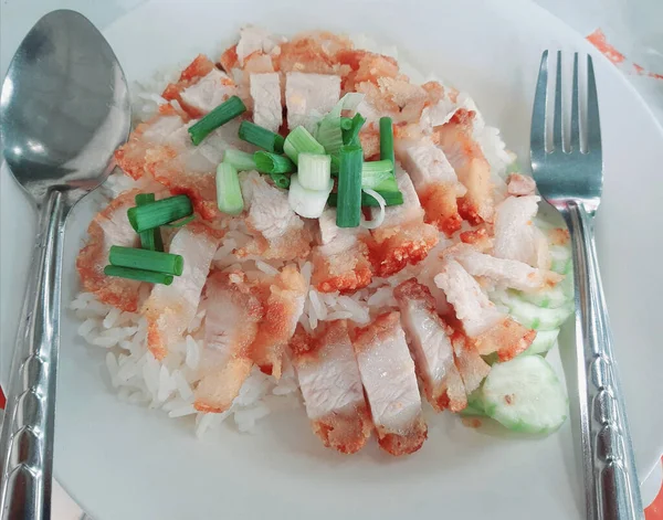 Çıtır domuz pirinci lezzetlidir. Asya usulü pirinç. Taylandlılar için yiyecek..