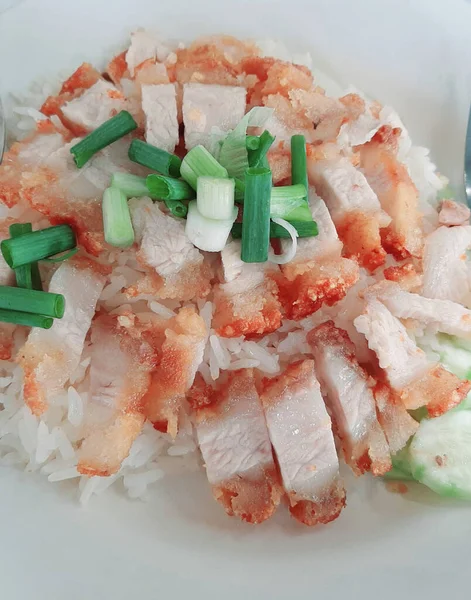 Çıtır domuz pirinci lezzetlidir. Asya usulü pirinç. Taylandlılar için yiyecek..