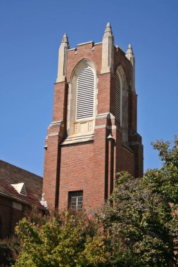 Mavi Gök ve Ağaçlı Küçük Kırsal Kilise