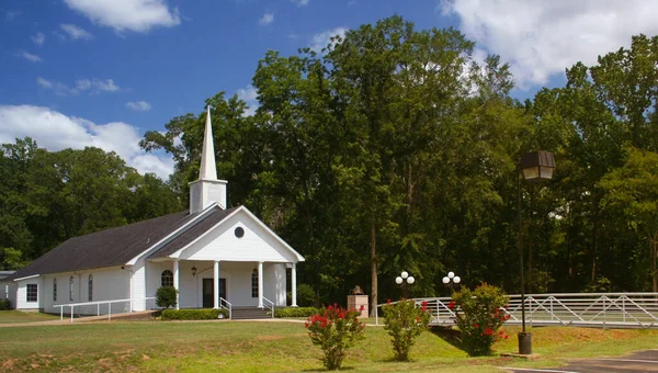 蓝天绿树成荫的小乡村教堂 — 图库照片
