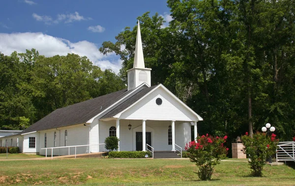 Igreja Rural Pequena Com Céu Azul Com Árvores — Fotografia de Stock