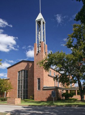 Mavi Gök ve Ağaçlı Küçük Kırsal Kilise