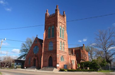Mavi Gök ve Ağaçlı Küçük Kırsal Kilise