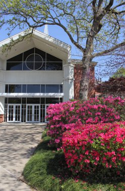 Bahar çiçekleri kilise binasına giden yolda.