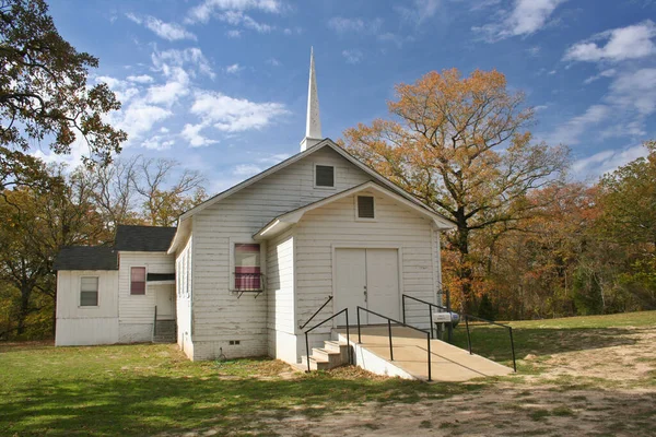 Igreja Rural Outono Igreja Branca Com Folhas Douradas — Fotografia de Stock