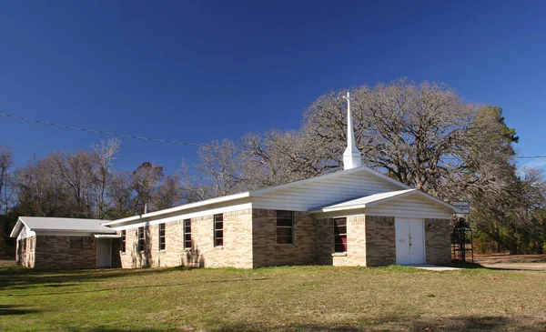 Igreja Rural Pequena Com Céu Azul Com Árvores — Fotografia de Stock