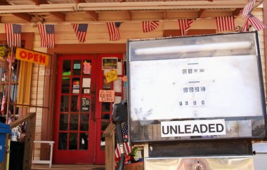 Kırsal Benzin İstasyonunda Vintage Benzin Pompası