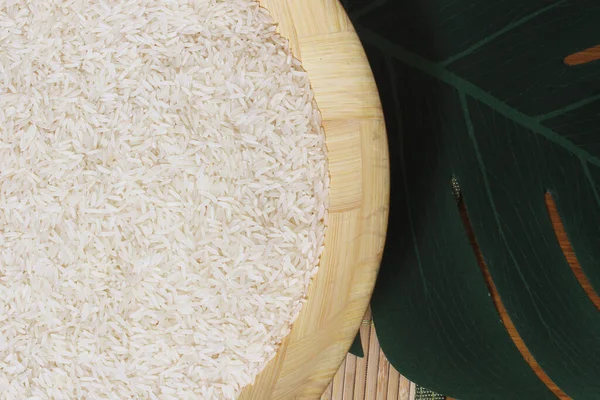 Tigela Arroz Branco Não Cozido Com Folha Tapete Bambu — Fotografia de Stock