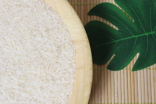 Tigela Arroz Branco Não Cozido Com Folha Tapete Bambu — Fotografia de Stock