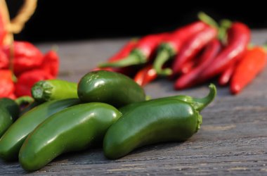 Jalapeno ve Cayenne Peppers yerel kırsal çiftçi pazarında