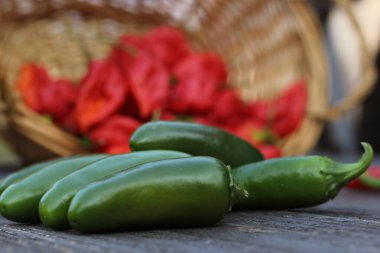 Jalapeno ve Cayenne Peppers yerel kırsal çiftçi pazarında