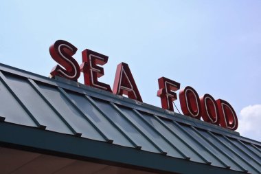 Çatı Yapımı Üzerine Restoran Tabelası