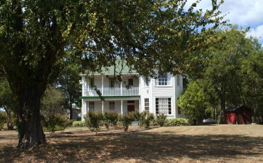 Kaldırımlı ve Çimenli Tarihi Konak