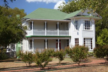 Kaldırımlı ve Çimenli Tarihi Konak