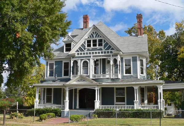 Kaldırımlı ve Çimenli Tarihi Konak