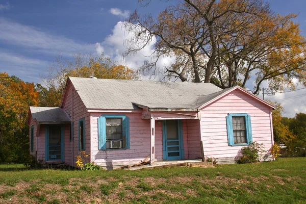 Покинутий Рожевий Будинок Сільській Місцевості — стокове фото